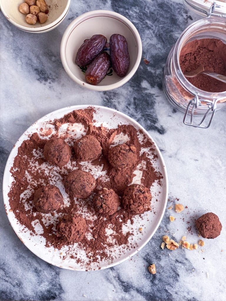 Roll the energy balls in the cocoa powder