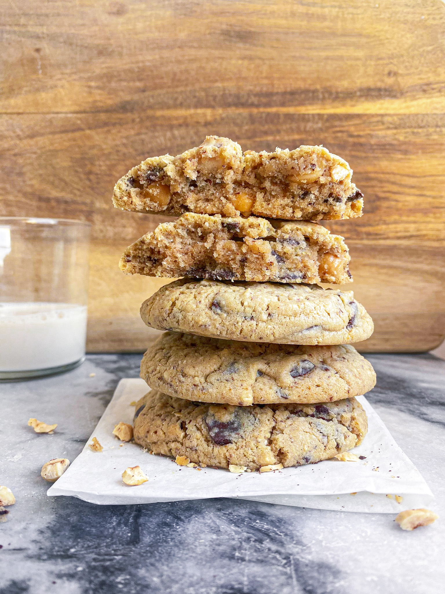 Gluten-free "Levain Bakery" chocolate chip cookies - Marta in the jar ...